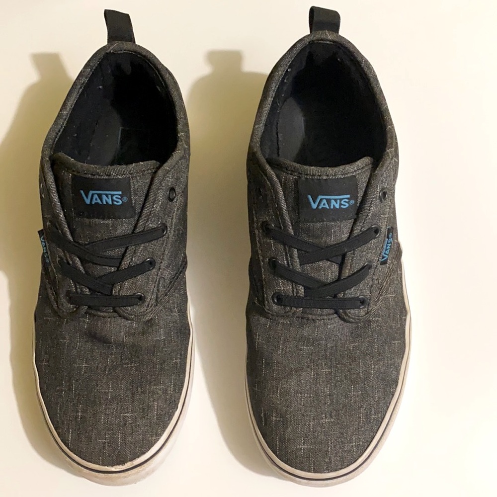 Used VANS shoes ,still in excellent condition. Size 5 US Youth.Open to Offers 🤗